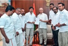 राज्यपाल से नहीं आया विजय को बुलाया, भड़की TVK, कार्यकर्ताओं ने किया लोकसभा भवन के बाहर प्रदर्शन