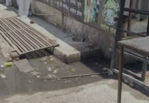 ट्रामा सेंटर के सामने फैली गंदगी बनी खतरा नाली जाम होने से अस्पताल परिसर में भर रहा दूषित पानी