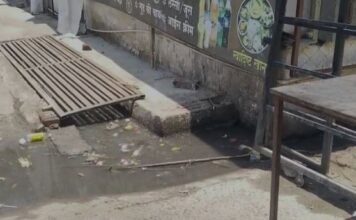ट्रामा सेंटर के सामने फैली गंदगी बनी खतरा नाली जाम होने से अस्पताल परिसर में भर रहा दूषित पानी