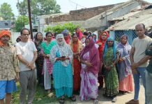 मकान खाली करने के दबाव में महिला को आया अटैक, कॉलोनी में बढ़ा तनाव,