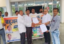 प्रशासन को लालटेन भेंट कर, बहुजन मुक्ति पार्टी ने की चरणबद्व आंदोलन की शुरूआत