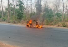 सड़क पर चल रही इलेक्ट्रॉनिक स्कूटी में लगी अचानक आग,स्कूटी जलकर खाक