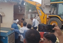 जिला पंचायत सदस्य रुक्मणि मुकेश माहुले के घर पर चला बुलडोजरमुकेश ने स्वयं पर पैट्रोल डालकर, अग्निस्नान करने का किया प्रयास