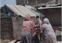 बूढ़ी शराब दुकान के विरोध में महिलाओं का अनोखा प्रदर्शन, शराब लेने आने वालों का फूल-माला पहनाकर कर रही स्वागत ,