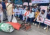 इंदौर में गैस चूल्हा और टंकी साथ लेकर कलेक्टर कार्यालय पहुंचे किसान, बायपास और रेल लाइन के लिए जमीन अधिग्रहण का विरोध