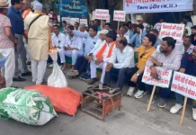 इंदौर में गैस चूल्हा और टंकी साथ लेकर कलेक्टर कार्यालय पहुंचे किसान, बायपास और रेल लाइन के लिए जमीन अधिग्रहण का विरोध