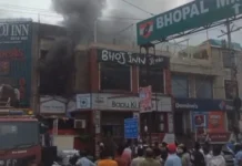 भोपाल के रेस्टोरेंट में भीषण आग: किचन से शुरू हुई लपटें दो मंजिल तक पहुंचीं, दीवार तोड़कर अंदर घुसे दमकलकर्मी
