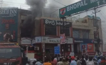 भोपाल के रेस्टोरेंट में भीषण आग: किचन से शुरू हुई लपटें दो मंजिल तक पहुंचीं, दीवार तोड़कर अंदर घुसे दमकलकर्मी