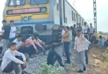 मुरैना: सुमावली स्टेशन के पास मेमू ट्रेन का टूटा करंट हैंडल, बीच रास्ते थमे पहिए, यात्रियों में हड़कंप