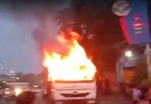 शहडोल में पेट्रोल पंप के पास खड़े ट्रक में लगी आग, बुढ़ार-धनपुरी रोड पर मची अफरा-तफरी