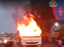 शहडोल में पेट्रोल पंप के पास खड़े ट्रक में लगी आग, बुढ़ार-धनपुरी रोड पर मची अफरा-तफरी