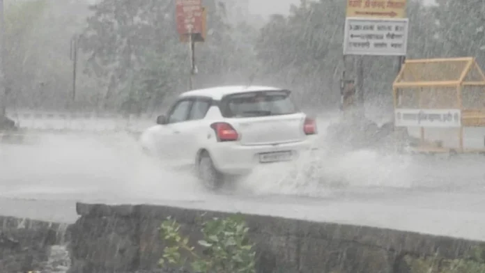 20_06_2026-rain_in_indore_gommatgiri_2026620_134642_m