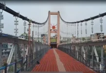 तीर्थनगरी ओंकारेश्वर को ममलेश्वर से जोड़ने वाले प्रमुख झूला पुल की लोडिंग तार की एक कड़ी टूटी, आवाजाही की बंद