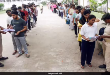 चोटी का क्लचर, कानों की बाली से लेकर हाथ का धागा तक निकलवाया… इंदौर में NEET परीक्षा को लेकर सख्त चेकिंग