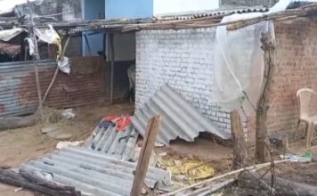 तेज आंधी-तूफान का कहर, मिरेगांव में मकान का सीमेंट शेड उड़ा, हजारों का नुकसान