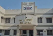 डोगरिया के फार्म हाउस में आधी रात को तंत्र मंत्र और गुप्त धन की खुदाई महाराष्ट्र के ४ तांत्रिक रंगे हाथों गिरफ्तार