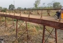 बड़ी दुर्घटना को आमंत्रण दे रहा सर्राटी नदी गाडर का ब्रिटिशकालीन लोहे का पुल,