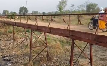 बड़ी दुर्घटना को आमंत्रण दे रहा सर्राटी नदी गाडर का ब्रिटिशकालीन लोहे का पुल,