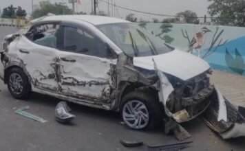 टला बड़ा हादसा ट्रक की चपेट में आई कार, बाल-बाल बचा चालकसरेखा ओवर ब्रिज के टर्निंग पाइंट का मामला,