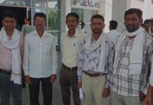 सोलर पम्प लगाने के नाम पर कई किसानो से की गई ठगी,किसानों ने कलेक्ट्रेट में सौपा ज्ञापन
