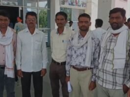 सोलर पम्प लगाने के नाम पर कई किसानो से की गई ठगी,किसानों ने कलेक्ट्रेट में सौपा ज्ञापन