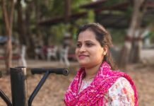 कान्हा घूमने जा रहे परिवार की कार बस को साइड देते समय पलटी-महिला की मौत