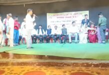 कलाकारों के मंच पर बालाघाट विधायक ने दी फिल्मी गीत की प्रस्तुति