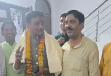 दतिया में नाराज कांग्रेस नेता अवधेश नायक से मिलने पहुंचे भाजपा प्रत्याशी आशुतोष तिवारी; नायक बोले- ‘मेरे लिए दोनों विकल्प खुले’