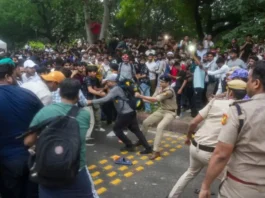 संसद भवन तक पहुंचे प्रदर्शनकारी, पार्लियामेंट के सभी गेट बंद किए गए; अभिजीत दीपके तो तोड़ा अनशन