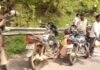 डीजल से भरा टैंकर पलटा, ग्रामीणों में डीजल लूटने की मची होड़