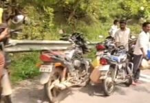 डीजल से भरा टैंकर पलटा, ग्रामीणों में डीजल लूटने की मची होड़