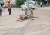 हाई स्कूल मार्ग पर अज्ञात वाहन ने हाई मास्क लाइट के चबूतरे को मारी जोरदार टक्कर, बड़ा हादसा टलाचबूतरा एवं पोल हुआ क्षतिग्रस्त, हाई मास्क लाइट बंद, अज्ञात वाहन की पंचायत कर रही पतासाजी