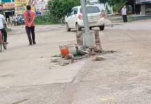 हाई स्कूल मार्ग पर अज्ञात वाहन ने हाई मास्क लाइट के चबूतरे को मारी जोरदार टक्कर, बड़ा हादसा टलाचबूतरा एवं पोल हुआ क्षतिग्रस्त, हाई मास्क लाइट बंद, अज्ञात वाहन की पंचायत कर रही पतासाजी