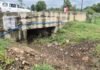 नहर में झाडिय़ो और गंदगी से पानी हुआ अवरुद्ध