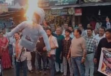 नीट पेपर लीक के विरोध में कांग्रेसियों ने केंद्रीय शिक्षा मंत्री धर्मेन्द्र प्रधान का किया पुतला दहन, इस्तीफे की मांग की