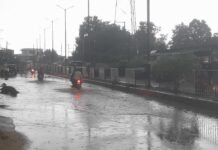 सविता टॉकीज के सामने हुआ जलभराव घरों तक पहुंचा पानी