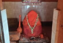 हनुमान मंदिर से चांदी का मुकुट चोरी, ग्रामीणों में भारी आक्रोश