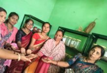 कम पानी वाली फसलों को बढ़ावा, किसानों को वितरित किए गए कोदो व देशी काली पोपट के बीज