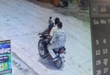 बंदूक की नोक पर लूट करने वाले तीन आरोपी सीसीटीवी कैमरे में हुए कैद