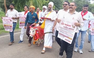 गाय को राष्ट्रमाता घोषित जाने की मांग को लेकर गौसेवकों ने किया अनूठा प्रदर्शन