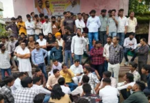 आजाद समाज पार्टी के जिला अध्यक्ष प्रिंस सूर्यवंशी की गिरफ्तारी की मांग को लेकर बंद रहा सुवासरा, पुलिस ने किया बल प्रयोग
