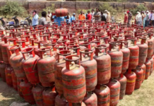 Ujjwala Yojna Transfer: नॉर्मल गैस कनेक्शन पर पाएं सब्सिडी, फोन से उज्ज्वला योजना में करें ट्रांसफर, समझें सभी स्टेप्स