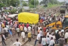 नरसिंहपुर के सालीचौका रेलवे फाटक पर बड़ा हादसा टला, ट्रैक पर फंसी मूंग से भरी ट्रैक्टर-ट्रॉली