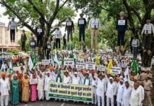 बिजली कंपनी के खिलाफ सीहोर के किसानों का भोपाल में अनूठा प्रदर्शन, पेड़ों पर टांगे अफसरों के पुतले