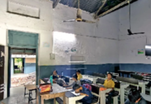 इंदौर में आठ साल में भी नहीं बन सका स्कूल, जान हथेली पर लेकर जर्जर भवन में पढ़ने को मजबूर बच्चे