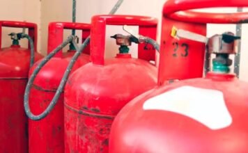 Indane, HP, Bharat Gas ग्राहक ध्यान दें! 31 अगस्त से पहले निपटा लें यह काम, बदल रहे हैं गैस सिलेंडर के नियम
