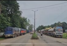 रामपायली रोड पर एफ सीआई वेयरहाउस के सामने ट्रकों का जमावड़ा , हादसे की बनी आशंका