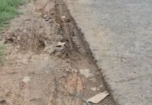 बुदबूदा धानीटोला रेलवे क्रॉसिंग के पास उखड़ी सडक़ बनी आफत