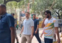 जब पुलिस ने पैलेट गन मामले में दर्ज नहीं की FIR तो धरने पर बैठे राहुल गांधी, साथ में मौजूद है पीड़ित छात्र