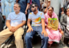 पैलेट गन का शिकार हुए छात्र साहिल को साथ लेकर आज राहुल गांधी संसद मार्ग थाने पहुंचे। जहां उन्होंने कार्रवाई पर अपेडट मांगा। बाद में राहुल गांधी थाने के बाहर धरने पर बैठ गए।